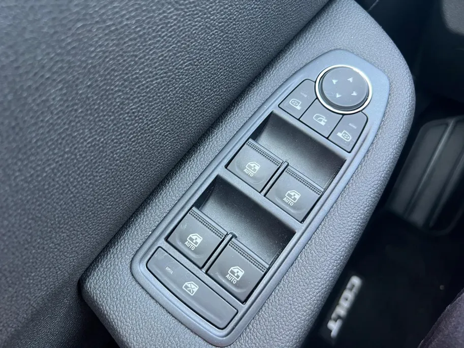 Mitsubishi Colt 1.6 HEV Instyle | Navigatie| Trekhaak| Metallic lak| Climate Control| BOSE audio| Camera| Parkeer sensoren Voor/Achter| Stoel verwarming| Stuur verwarming| Keyless Start/Entry