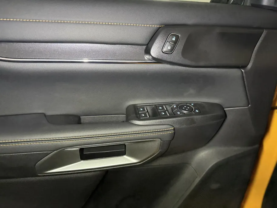 Ford Ranger Wildtrak Double Cab PHEV met o.a. een Elektrisch bedienbare rollertop, Trekhaak, Adaptieve cruise control, Dodehoekdetectie en een Achteruitrijcamera
