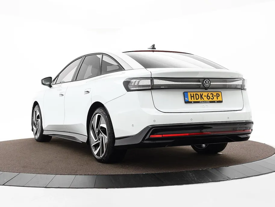 Volkswagen ID.7 Pro Business 286pk 77 kWh · SOH 97,2% · 360 Camera · Head-Up · Alarm · Elek. Trekhaak · Keyless · Elek. Voorstoelen · 20'' Inch · Gratis onderhoud & APK t/m 30-01-2030 · EXTRA INRUILKORTING ·