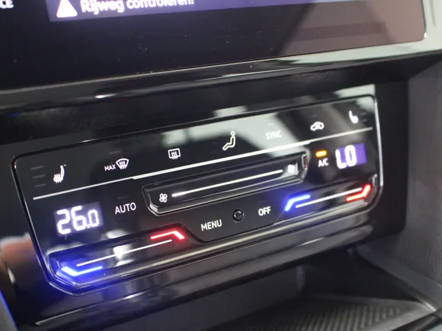 Volkswagen Passat Variant 1.5 TSI Business Navigatie | IQ-Light | 360 Camera | Lichtmetalen Velgen
