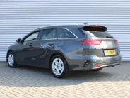 Kia Ceed Sportswagon 1.5 T-GDi DynamicPlusLine | Stoel- & stuurverwarming | Camera | Clima | Cruise adapt. | LED | Navi | Elek. achterklep | 16' LM |