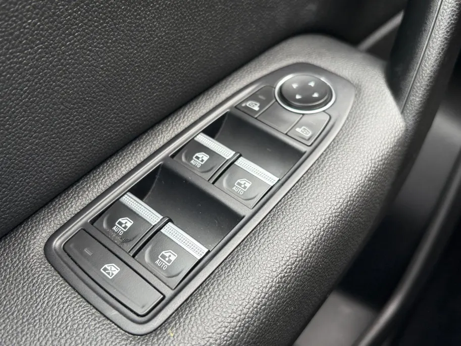 Renault Captur 1.6 E-Tech Hybrid 145 Intens Apple Carplay/Android Auto , electronic climate controle , Camera , cruise , tel , lm velgen , parkeersensoren , navi groot scherm .