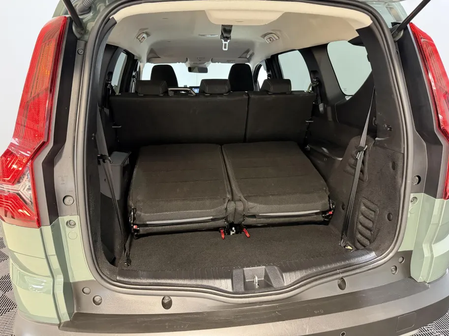 Dacia Jogger 140PK Hybrid Extreme 7p. Automaat | 7 Zitplaatsen | Camera | Parkeersensoren | Apple CarPlay/Android Auto | Digital Cockpit | Cruise Control | Lichtmetalen Velgen | Licht & Regen Sensor | Full LED |