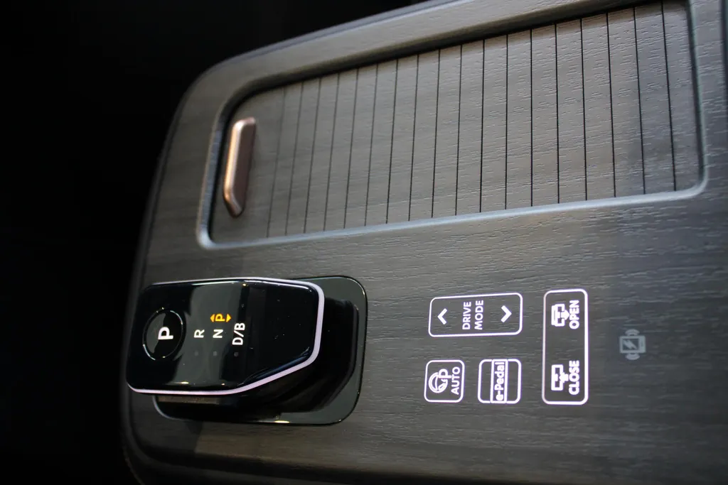 Nissan ARIYA Evolve 66 kWh | 22KW Lader| Afneembare trekhaak| Apple carplpay& Android auto| 360grd Camera| Stoelverwarming en verkoeling| Elektrisch verstelbare stoelen| Luxe bekleding| Dealer onderhouden|