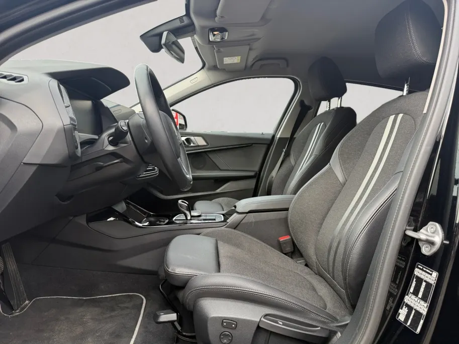 BMW 1 Serie Limousine 118i Sport Line Apple/Android draadloos | Automaat | Climate Con