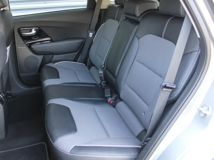 Kia e-Niro DynamicPlusLine 64 kWh | Schuif-/kantel dak | Cruise adapt.| Navi | 17' LM | Stuur-/stoelverwarming | Camera | Clima |