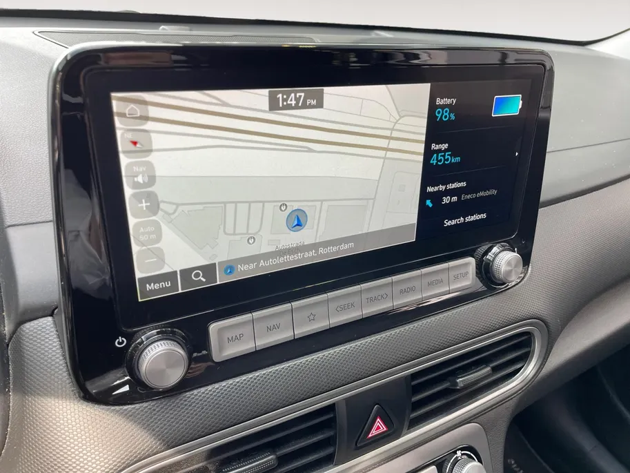Hyundai Kona EV Comfort 64 kWh 204PK | Warmtepomp | 100% SOH | Adaptive cruise control | Apple Carplay & Android Auto | Achteruitrijcamera | Parkeersensoren achter | Keyless entry | DAB radio |
