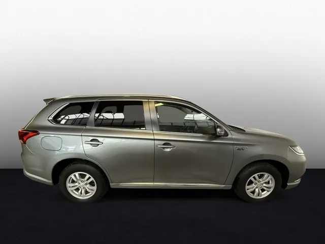 Mitsubishi Outlander 2.4 PHEV Pure + Carplay