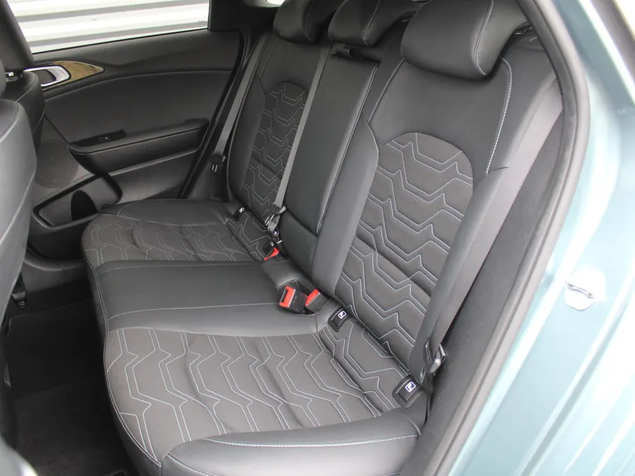 Kia Ceed Sportswagon 1.0 T-GDi MHEV Design Edition | Stuur-/stoelverwarming | Cruise adapt. | Camera | 16' LM | Elek. achterklep | JBL audio | LED |