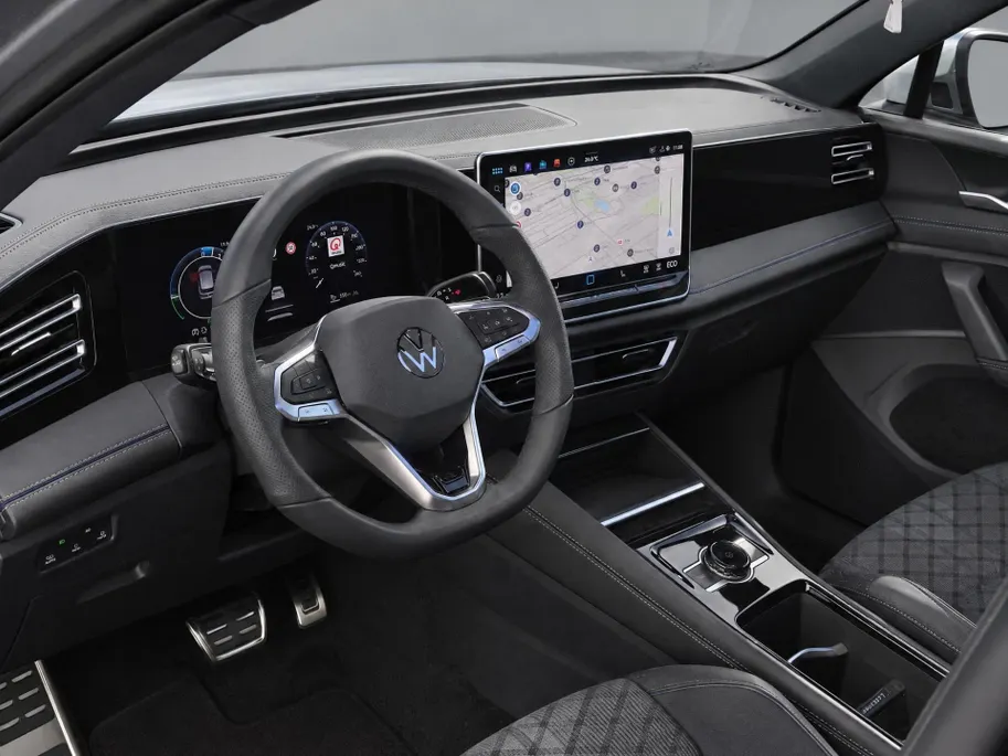 Volkswagen Tiguan 1.5eHybrid 272PK R-Line · Panoramadak · Trekhaak · Camera · Apple/Android Car Play · Garantie t/m 26-06-2030 of 100000km.
