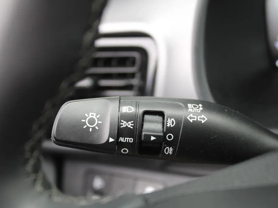 Kia Stonic 1.0 T-GDi MHEV DynamicPlusLine | Stuur-/stoelverwarming | Camera | Cruise | Clima | LED | Navi | 16' LM | Keyless |