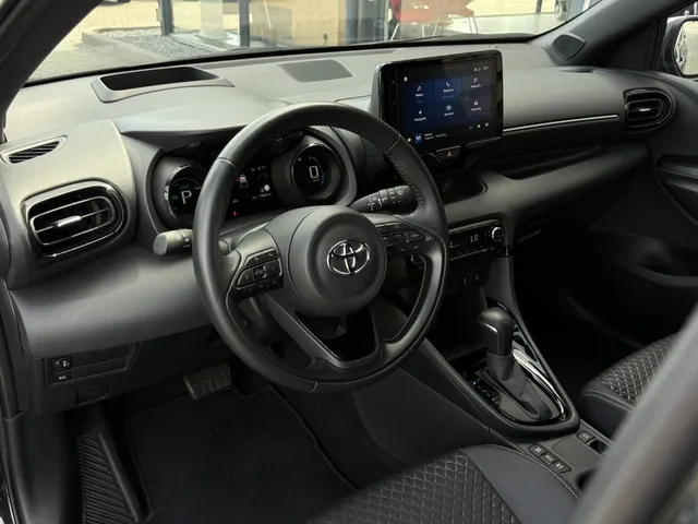 Toyota Yaris 1.5 Hybrid Executive Bi-Tone | PDC V+A | HUD