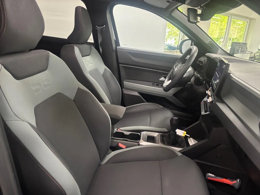 Dacia Bigster 1.2 Mild Hybrid 140 Extreme NAVI AIRCO CAMERA SCHUIFKANTELDAK CRUISE CONTROLE TREKHAAK ZWARTE VELGEN PAS 6000KM ONRGINEEL NEDERLANDS