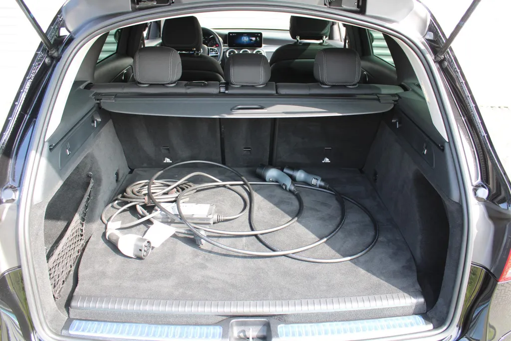 Mercedes-Benz GLC 300e 4MATIC | Plug-in | 320PK | Adap. Cruise | Rondom camera | 18' LM | Parkeerpakket |