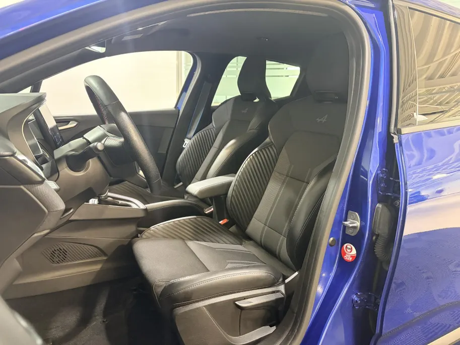 Renault Clio 145PK E-Tech Full Hybrid Esprit Alpine Automaat | 1e eigenaar | Bose Audio | Stoelverwarming | 9,3' Navi | Camera | Digital Cockpit | Adaptive Cruise Control | Climate Control | Lichtmetalen Velgen | Full LED |