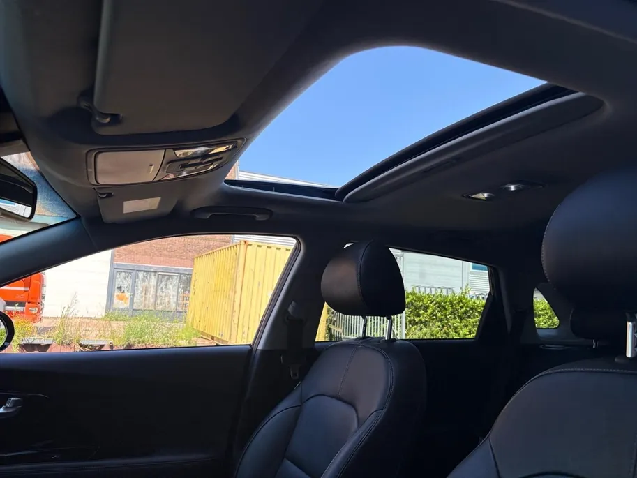 Kia Niro 1.6 GDi Hybrid ExecutiveLine | Stoel verwarming en ventilatie | Dodehoek detectie | Schuif/kantel dak | Trekhaak  | Keyless Entry | Apple CarPlay/ Android Auto | Lichtmetalen Velgen |