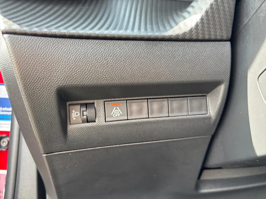 Peugeot e-2008 EV Allure Pack 50 kWh | Stoelverwarming | Cruise | Camera