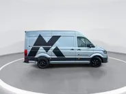 Volkswagen Bedrijfswagens Crafter Bedrijfswagens 35 Trendline 2.0 TDI 140pk L3H3 · 18' LM velgen · Trekhaak · Sidebars · Achterdeurspoiler · Voorspoiler · Camera · Apple/Android Car Play · Navigatie