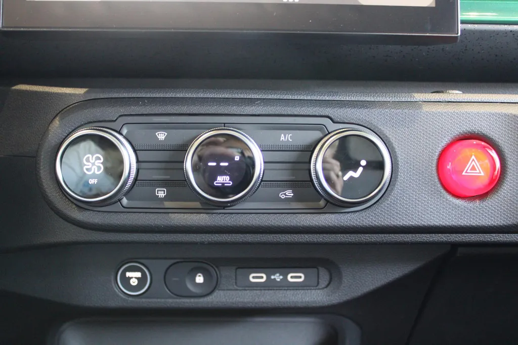 Renault Twingo urban range techno 27.5 kWh | Beschikbaar per 6 december 2026 | Rijdende demonstratie auto |
