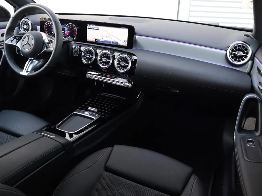 Mercedes-Benz A-Klasse 180 Star Edition Luxury Line l Keyless l Achteruitrij camera l Stoelverwarming l Memory