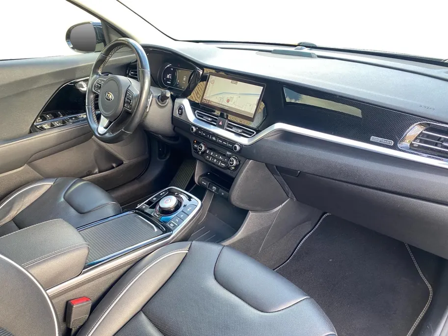 Kia e-Niro ExecutiveLine 64 kWh | Climate control | Leder | Stoel + stuurverwarming en ventilatie | Schuif/kanteldak | Navigatie | 17 inch LM-velgen | Keyless | SOH 97% |