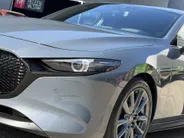 Mazda 3 2.0 e-SkyActiv-G M Hybrid 122 Comfort met Bose | Apple Carplay / Android Auto | Navigatiesysteem | Licht + Regensensor | Elektrisch Verstelbare Bestuurderstoel  | Stoel + Stuurverwarming | Parkeersensoren Voor + Achter | Camera Achter | 18'Lichtmetalen ve