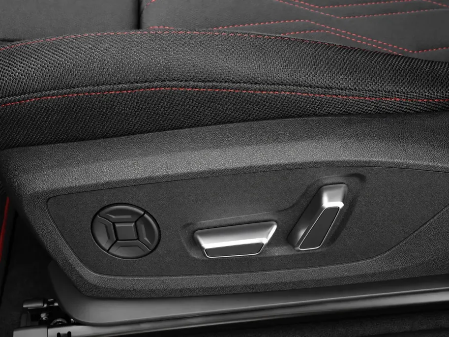 Audi Q3 Sportback 1.5 200kW e-hybrid S edition 272 PK · Tech pro · Glazen panoramadak · Sportstoelen alcantara met rode stiksels