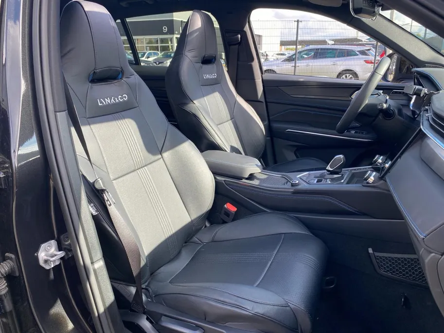 Lynk & Co 01 1.5 PHEV 260pk Black Pack | NL Auto | Zwarte hemel | Trekhaak | Panodak | Stoelverwarming | LED | Etc.