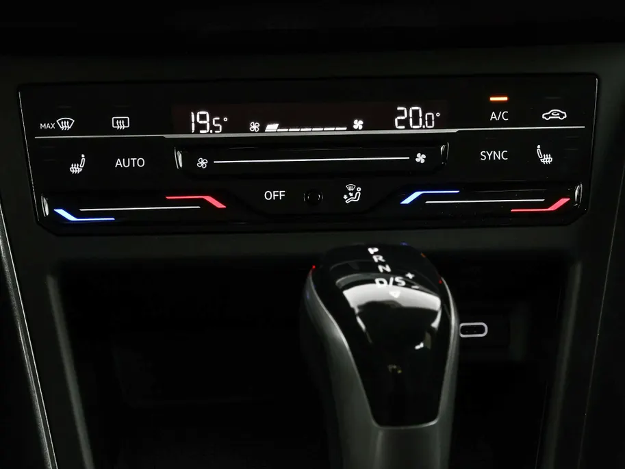 Volkswagen Polo 1.0 TSI 95pk DSG Style · Camera · Apple/Android Car Play · Stoelverwarming · IQ.Light · 15'' Inch ·