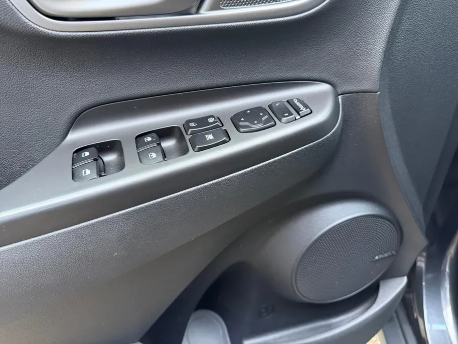Hyundai Kona EV Fashion 64 kWh | Zeer nette auto | 100 % SOH | Stoelverwarming | Navigatie | Apple CarPlay & Android Auto | Achteruitrijcamera | Dealer onderhouden |