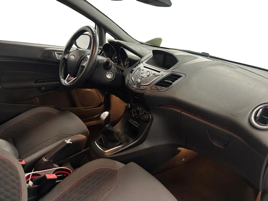 Ford Fiesta 1.0 EcoBoost ST Line NAVI AIRCO CRUISE CONTROLE LM VELGEN SPORTPAKKET ZEER DIKKE FIESTA VOLLEDIG ONDERHOUDEN VAN EEN LIEFHEBBER GEWEEST