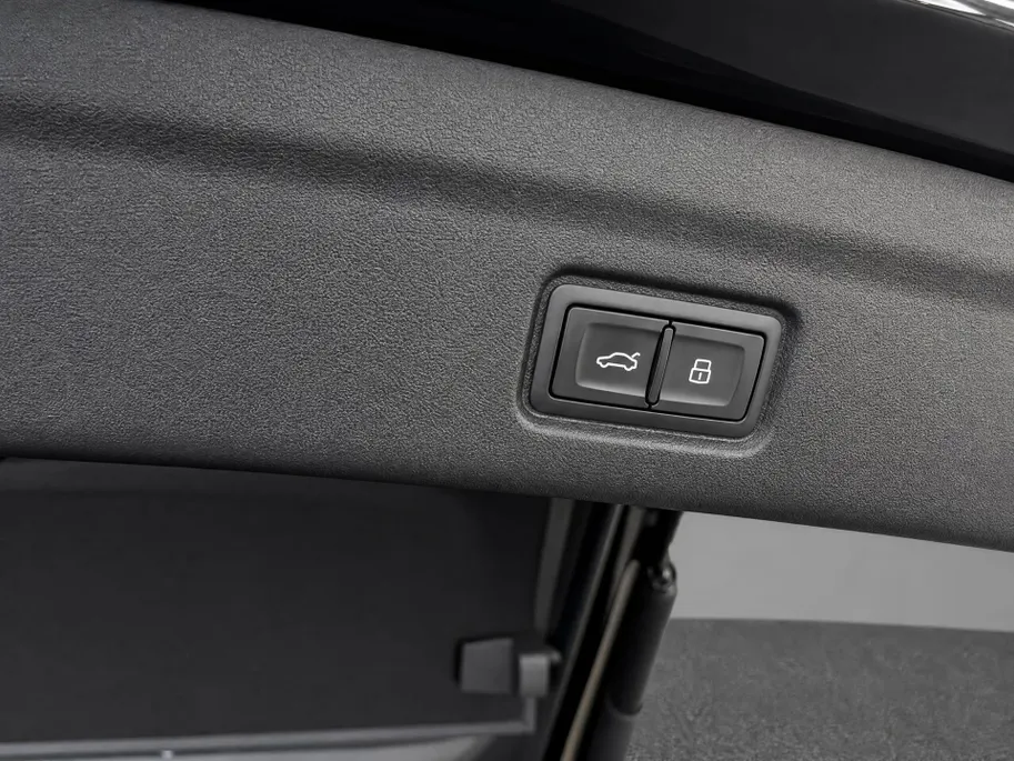 Audi Q6 e-tron S edition Quattro 100 kWh 387pk · SOH 97,1% · Panoramadak · 360 Camera · Wegklapbare Trekhaak · Elek. Voorstoelen · Kuipsport stoel · 20'' Inch · Garantie t/m 23-04-2030 of 100.000km