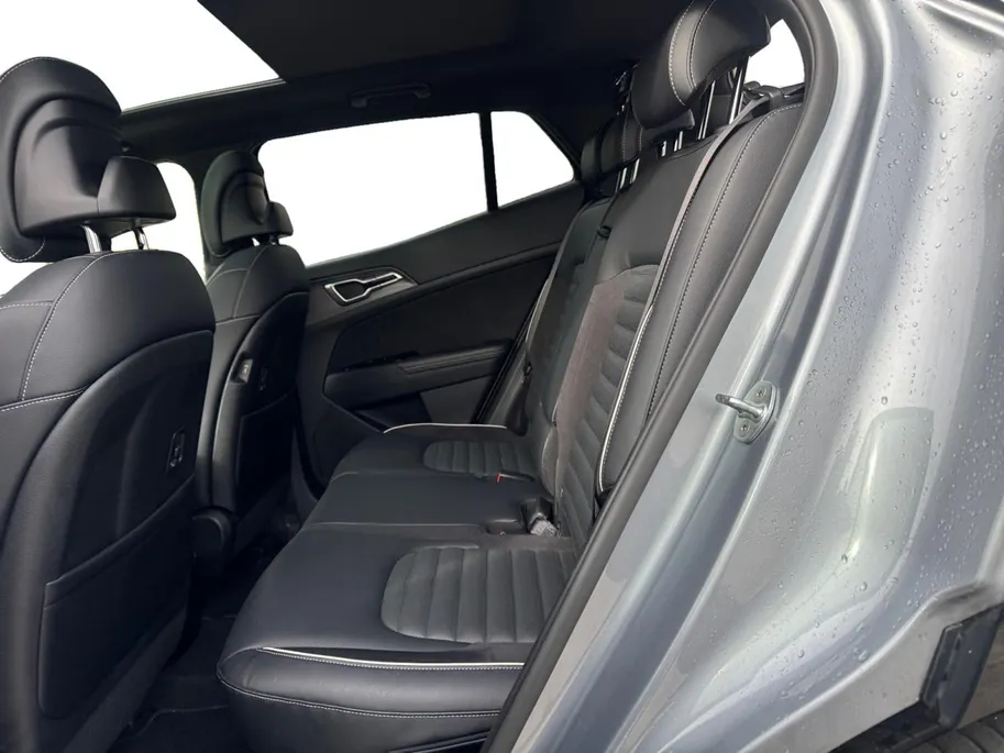 Kia Sportage 1.6 T-GDi Plug-in Hybrid AWD GT-Line | Panorama schuifdak | Camera | Stoel en Stuurwielverwarming | Elektrische achterklep | Navigatie | Adaptieve cruise control |