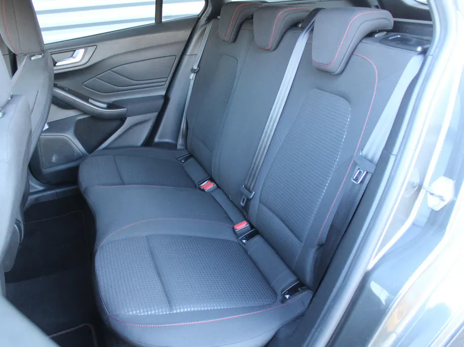 Ford Focus Wagon 1.0 EcoBoost ST Line Business | Stuur-/stoel-/voorruitverwarming | Camera | Clima | Draadloze telefoonlader | 17' LM | Navi |
