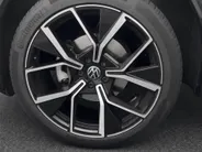 Volkswagen Tiguan 1.5eTSI/150PK R-Line · Panoramadak · Trekhaak · 360°Camera + Parkeersensoren · Garantie t/m 28-03-2028 of 100000km.