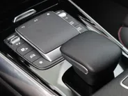 Mercedes-Benz GLA 200 Business Solution AMG l Trekhaak l Keyless l Panoramadak l Ambiente lichtpakket