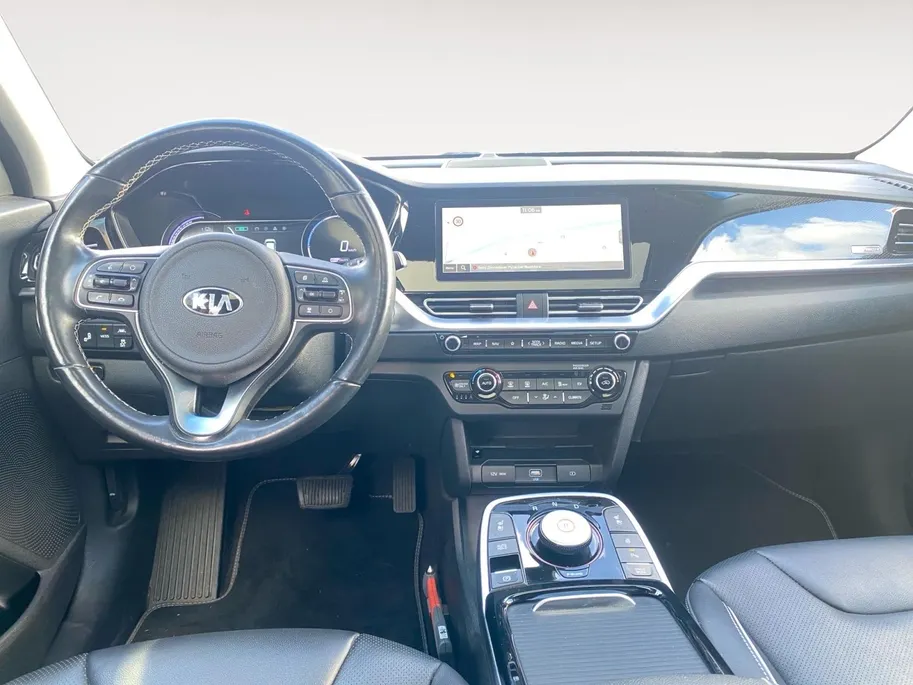 Kia e-Niro ExecutiveLine 64 kWh | Climate control | Leder | Stoel + stuurverwarming en ventilatie | Schuif/kanteldak | Navigatie | 17 inch LM-velgen | Keyless | SOH 97% |