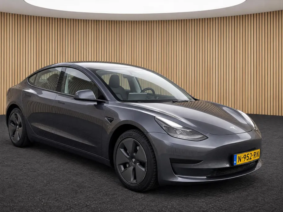 Tesla Model 3 Standard RWD Plus 60 kWh 90% SOH | 12 maanden BOVAG | Stoelverwarming | Groot scherm |