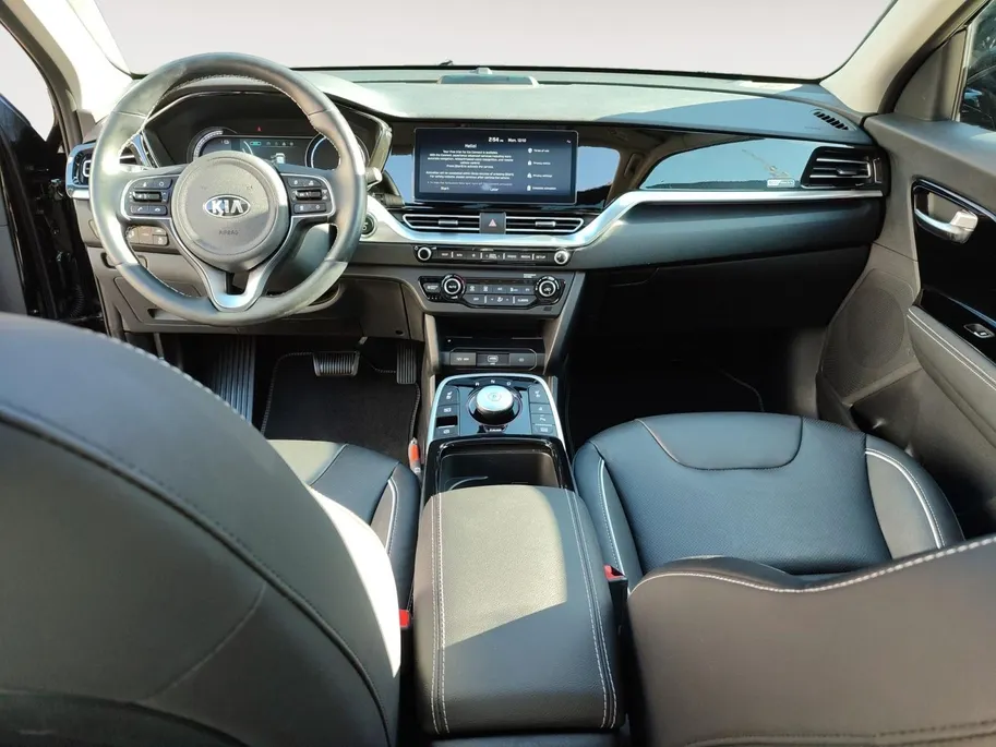 Kia e-Niro DynamicPlusLine 64 kWh | Warmtepomp! | Apple Carplay / Android Auto | Navigatiesyteem | Elektrisch Verstelbare Voorstoelen | Bestuurdersstoel + Geheugen | Stoelverwarming + Stoelkoeling | Stuurverwarming | Elektrisch Schuif / Kanteldak | Licht + Regensens