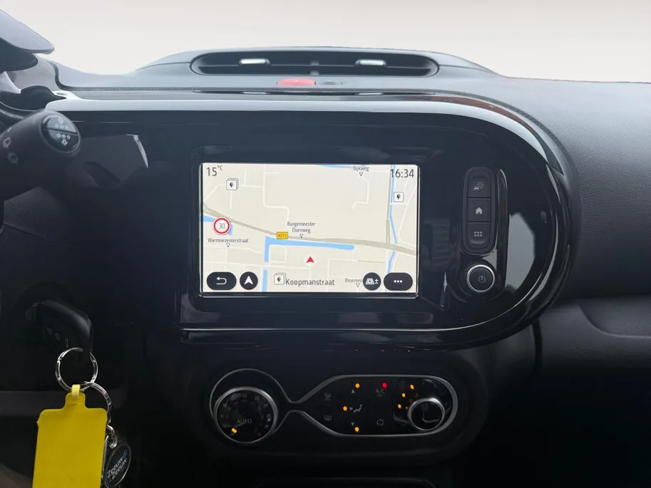 Renault Twingo Z.E. R80 Intens | Elektrisch | Stoelverwarming | Parkeersensoren | Camera | SOH 96.0% | Bluetooth | Cruise & Climate Control | Volledig Dealer Onderhouden | 12 Maanden BOVAG Garantie