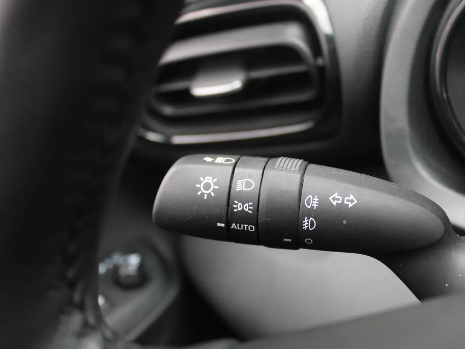 Mazda 2 Hybrid 1.5 Agile | Comfort pakket | 15' LM | Stuur/-stoelverwarming | Carplay | Cruise adapt. |
