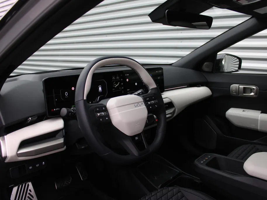 Kia EV4 GT-PlusLine 81.4 kWh | Schuifdak | Stuur-/stoelverwarming + ventilatie | Camera rondom | Elek. stoelverstelling | Leer | HUD | LED | 19' LM |