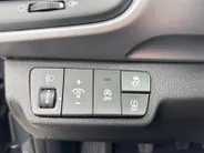Kia Stonic 1.0T MHEV DynamicLine | Airco | Camera | Cruise Control | LM Velgen | Apple Carplay & Android Auto |