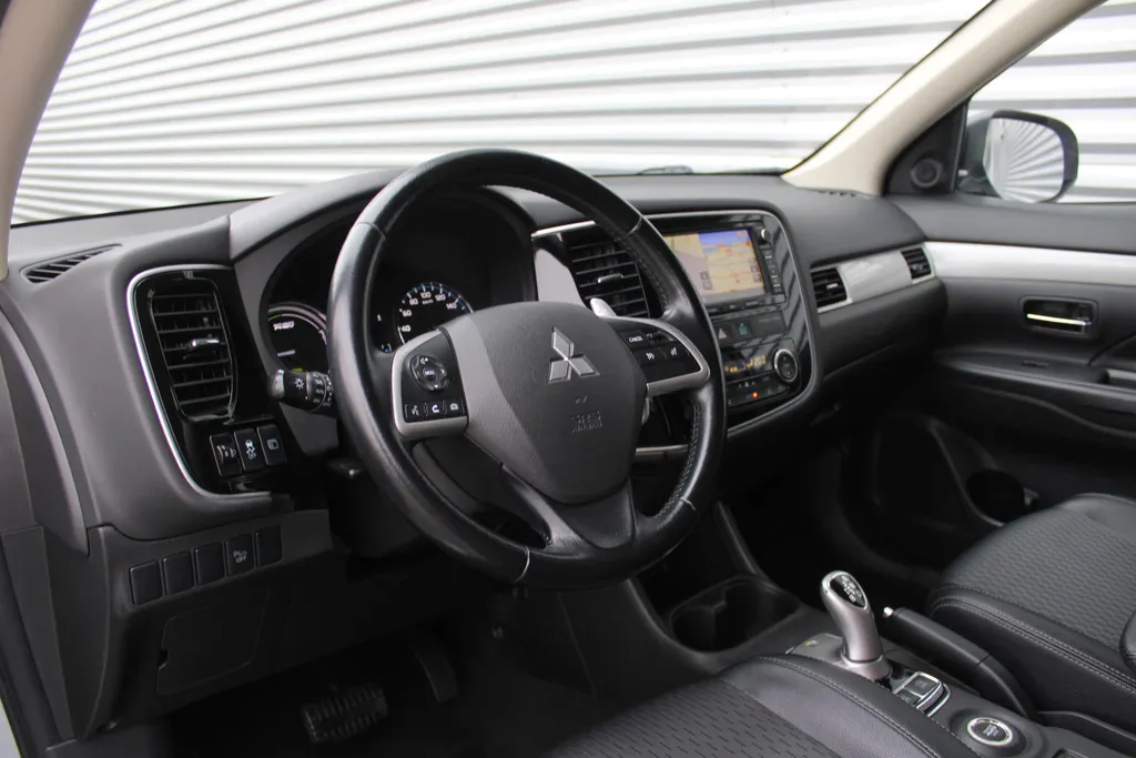 Mitsubishi Outlander 2.0 PHEV Business Edition X-Line | Navi | Clima | Camera | Trekhaak | Keyless | 18' LM |
