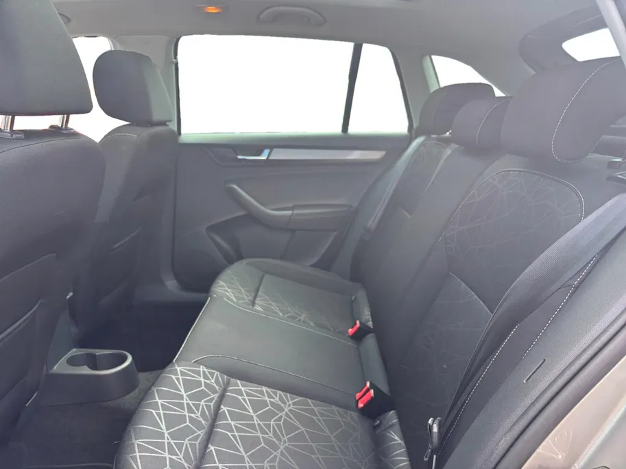 Škoda Rapid Spaceback 1.0 TSI Greentech Clever | Panoramadak | Climate Control | Cruise Control | Stoelverwarming | Parkeersensoren achter | DAB |