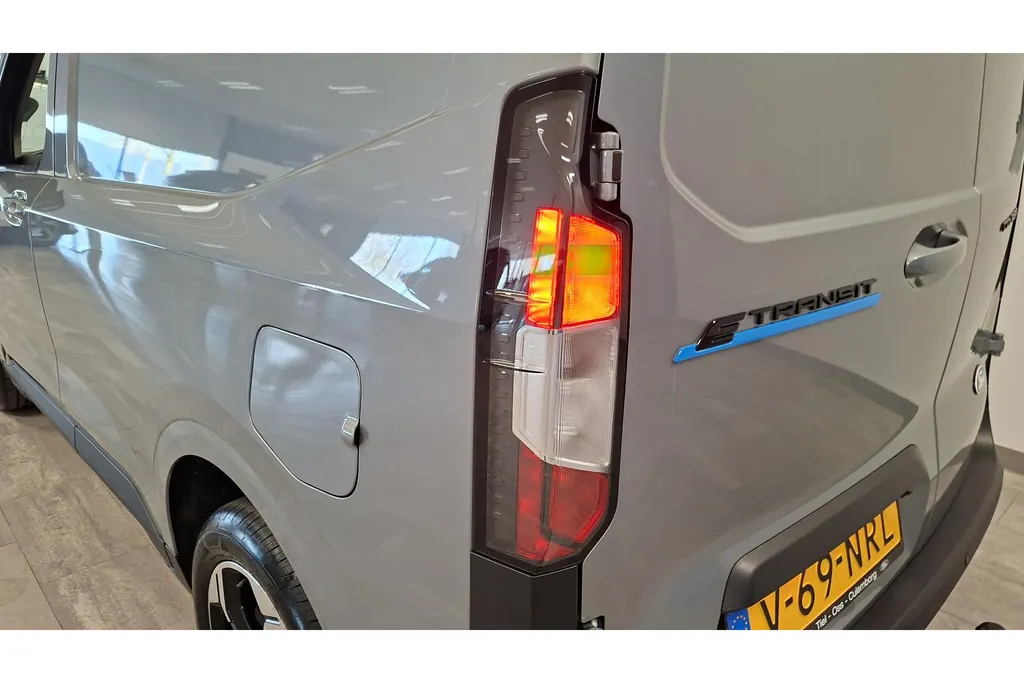 Ford E-Transit Courier Limited 136 PK 44 kWh accu