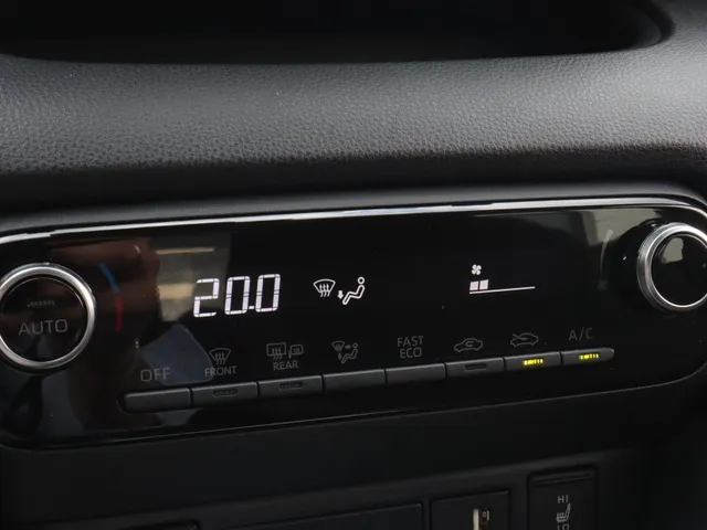 Toyota Yaris 1.5 Hybrid Dynamic Limited | Stoelverwarming | Keyless | 17 inch | All Seasons