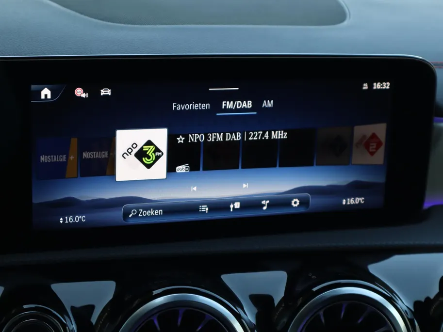 Mercedes-Benz CLA Shooting Brake 180 Business Solution AMG | Panoramadak | Dodehoekassistent | Memory Seats | HUD | Burmester | LED | 360 camera | Automaat