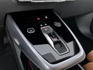 Audi Q4 e-tron 40 Advanced edition 204pk 77 kWh · Leder · Trekhaak · Camera + Parkeersensoren · Apple/Android Car Play · Stoelverwarming ·