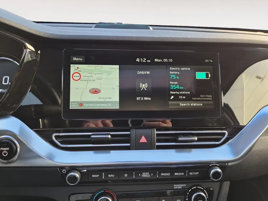 Kia e-Niro DynamicPlusLine 64 kWh | Accu 99,5 % | 3 Fase laden | 1e Eigenaar | Dealer onderhouden | Stoelverwarming | Schuif-/kanteldak | Fabrieksgarantie t/m 24-08-2029 + 3x 1 jaar |  NAP |